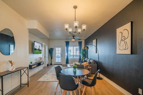 North Scottsdale Apartamento | Luxe Golf Pickleball Pool Hot Tub King Bed Parking