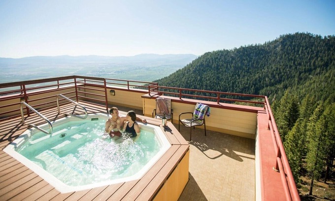 Tahoe Village Villa | Condominio con Encanto cerca de Heavenly | ¡Acceso a piscinas, spa + gimnasio!