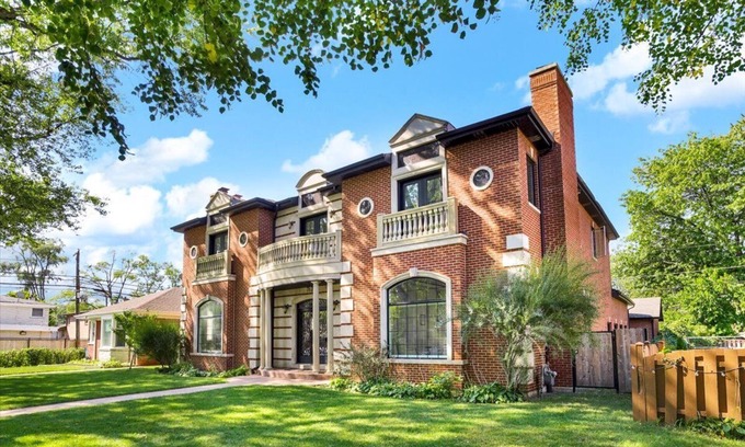 Skokie Casa | Luxe Home 20 min from Downtown Chicago ,heated indoor pool, Spa bath, tree house