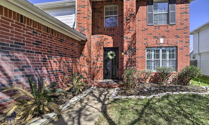 Cypress Casa | Luxe Home 30 Miles to Houston w/ Pool & Grill