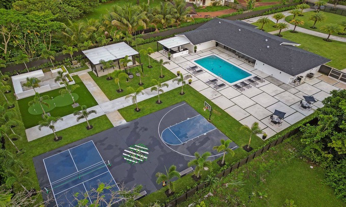 Golden Glades Casa | LUXE HOME: Heated Pool, BKT Ball Court, Pickleball etc.