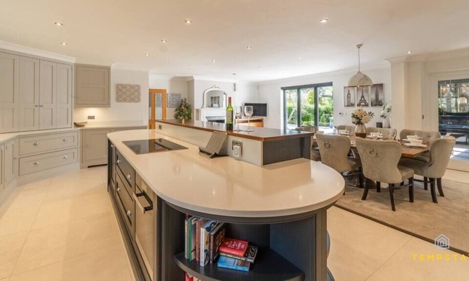 Beaconsfield Casa | Luxe Home with Hot Tub, Cinema & Gym