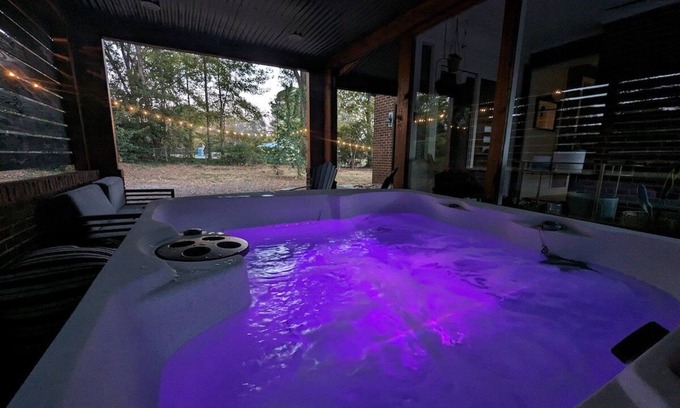 Matthews Casa | *LUXE*HOTTUB*FIREPIT*SUPERHOST*Walk2DTMatthews*EV*