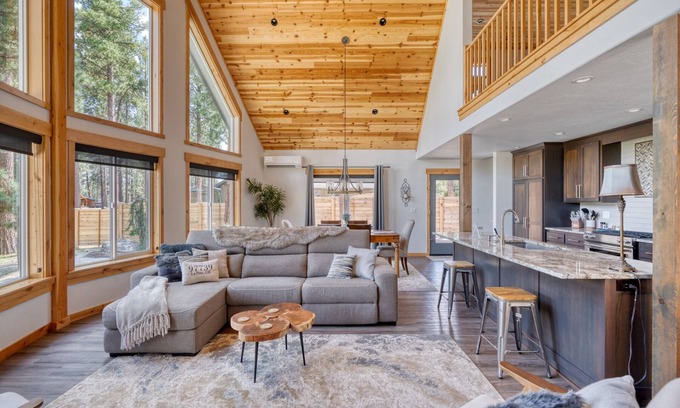 La Pine Casa | Luxe in La Pine, Sleeps 7, Hot Tub, 2 King Beds, 1 Queen Bed, 1 Twin Bed