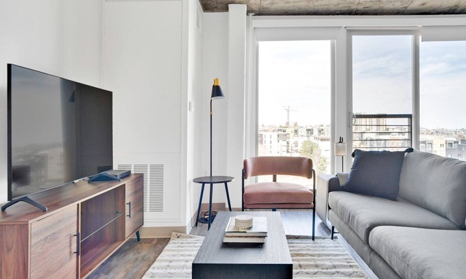 Jefferson Park Apartamento | Luxe Jefferson Park 1BR w/ Gym & Pool, near Empower Field, by Blueground