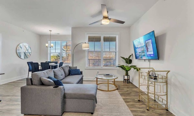 Hayes Apartamento | Luxe King 3BR Suite Mins to Downtown Durham!
