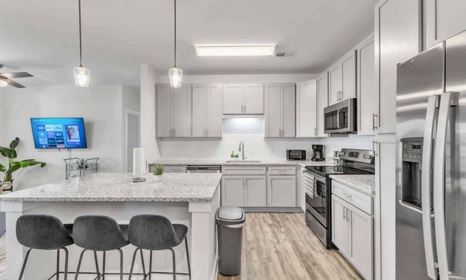 Hayes Apartamento | Luxe King 3BR Suite to Downtown Durham!