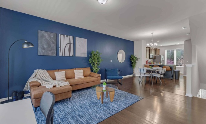 Southwest Raleigh Casa | Luxe King 3BR Townhouse Mins to Downtown!