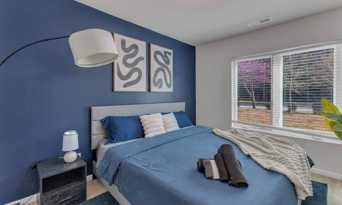 Southwest Raleigh Casa | Luxe King 3BR Townhouse Mins Downtown!
