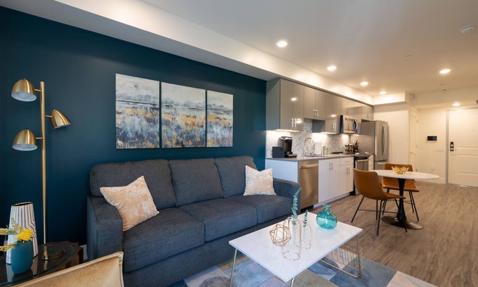 Walnut Creek Apartamento | Luxe Kitchen & Bath gigabit WiFi Walker's Paradise W/D in unit King Bed