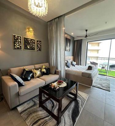 Noida Apartamento | Luxe Lagoon studio