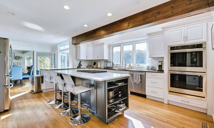 Higganum Casa | Luxe Lake House in Connecticut