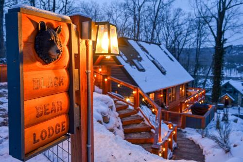 Oakland Casa | Luxe Lake View 4BR Cabin with Hot Tub Outdoor Fun