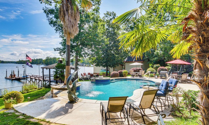 Chapin Apartamento | Luxe Lakefront Apartment w/ Shared Pool & Dock!