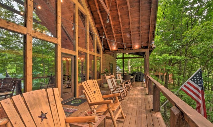 Topton Cabina | Luxe Lakefront Lodge w Dock, Hot Tub & Game Room