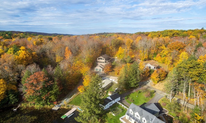Town of Grafton Casa | Luxe Lakefront Paradise, King Beds, Game Room, Direct Lake Access