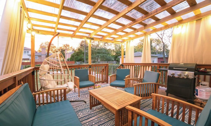 Skokie Casa | Luxe Limewash Getaway w/Sun Deck