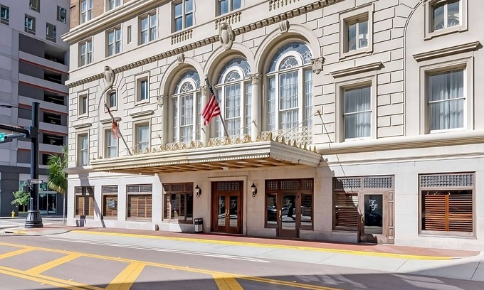 Downtown Tampa Hotel | Luxe Living: Indulge in Downtown Tampa's Finest Accommodations! 4 Rooms