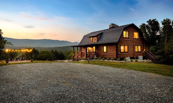Rileyville Cabina | Luxe Log Cabin, Mountain Views, HotTub, Secluded