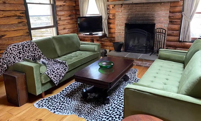 Great Barrington Cabina | Luxe Log Cabin Minutes From Skiing, Hiking, & More