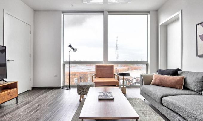 Logan Square Apartamento | Luxe Logan Square 2BR w/ Gym, Roof Deck, 1 block to L, by Blueground (ID #CHI371)