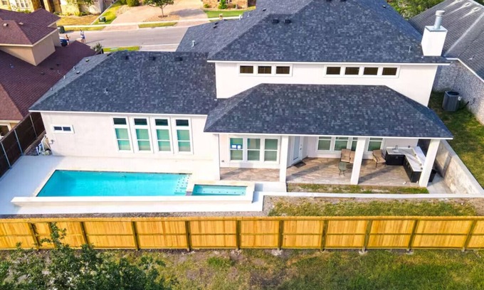 Calallen Casa | 298) Luxe Mansion w Yard, BBQ, Pool Table!