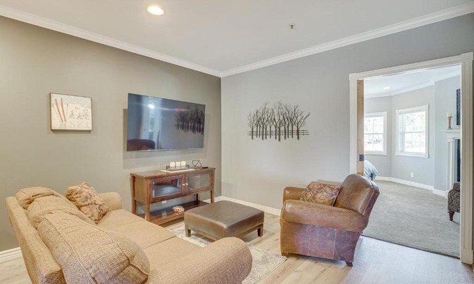 Midway Apartamento | Luxe Midway Condo with Golf Course and Mountain Views!