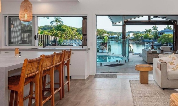 Currumbin Waters Casa | Luxe Modern 4 Bedroom Waterfront Home