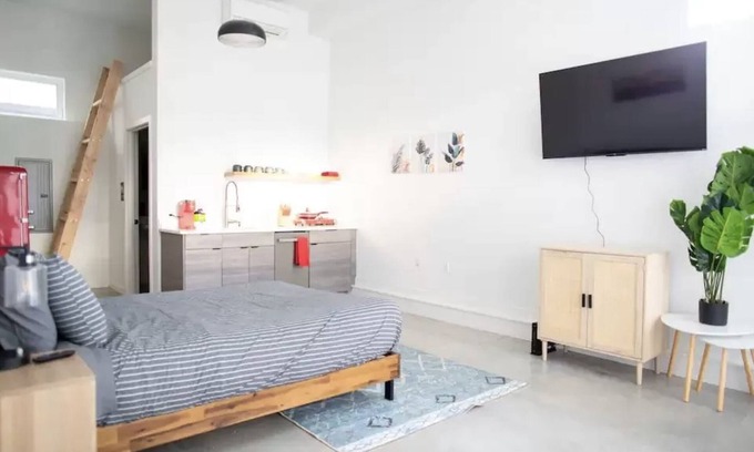 Loyal Heights Apartamento | Luxe Modern Ballard Studio: 15 Min to Space Needle