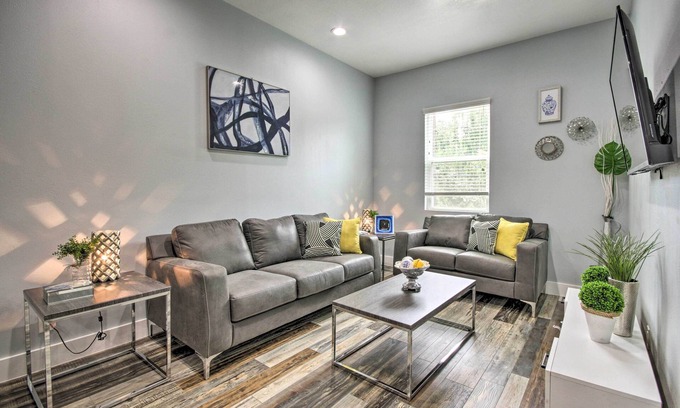 Uptown Apartamento | Luxe, Modern Houston Apt - 1 Mile to The Galleria!