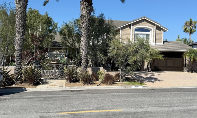 Santa Ana Heights Casa | Luxe Modern Retreat with Pool, Billard table & Gym - Perfect for Entertaining