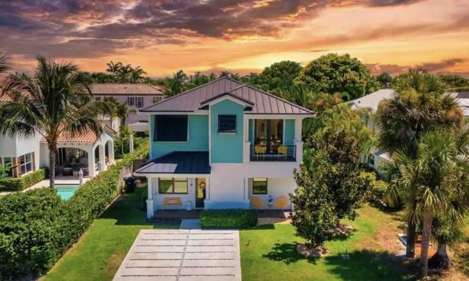 Lake Ida Shores Casa | Luxe Modern Villa 4 Bedroom Ensuites/ Walk Downtown