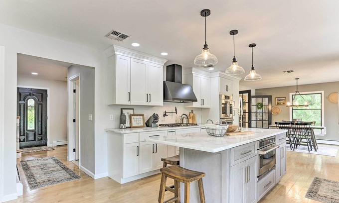 Montgomery Casa | Luxe Montgomery Home w/ Hot Tub Near Angry Orchard