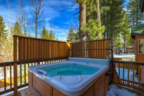 Mountain View Estates Casa | Luxe Mountain Chalet - Hot tub Man Cave Foosball Peloton