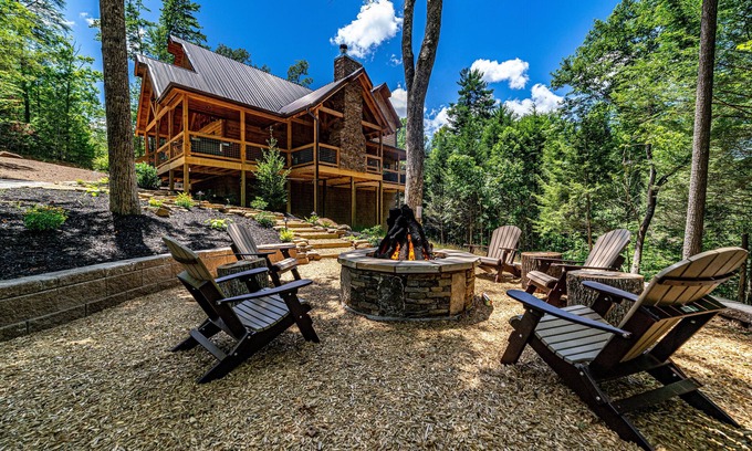 Gatlinburg - Pigeon Forge Cabina | Luxe Mountain Lodge: Heated Pool ~ Hot Tub ~ Games