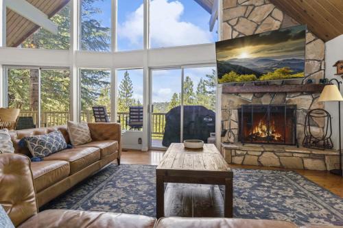 Blue Jay Casa | Luxe Mountain Retreat Lake Village Close Game Room AC Backs up to trails