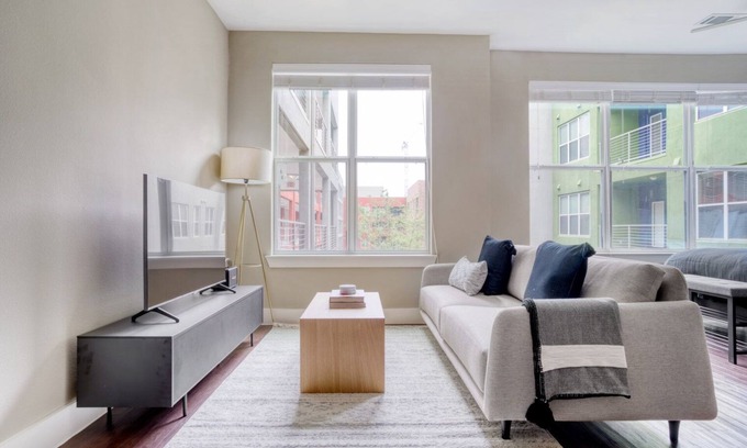 Mueller Apartamento | Luxe Mueller Studio w/ Pool, W/D & Gym, nr park, by Blueground