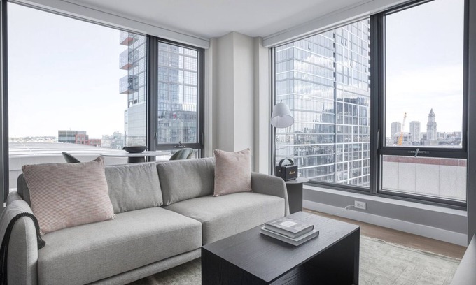 West End Apartamento | Luxe North Station 1BR w/ W/D & Gym, near TD Garden, by Blueground