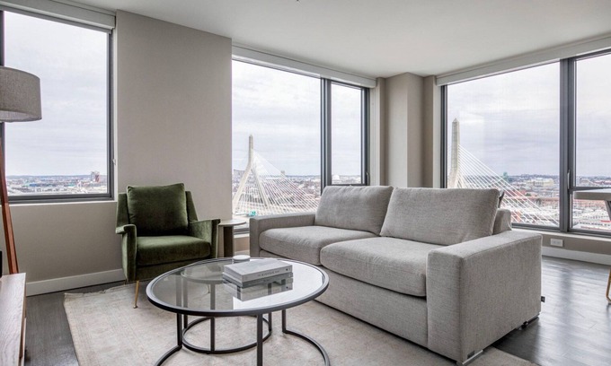 West End Apartamento | Luxe North Station 2BR w/ Gym & W/D, walk to T & Shops, by Blueground