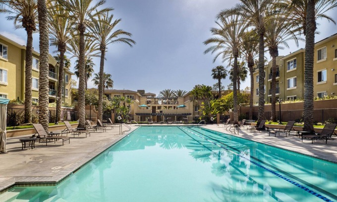 Playa Del Rey Apartamento | Luxe Playa Del Rey 2BR w/ Pool, Spa & Gym, nr Playa Beach, by Blueground