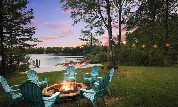 Pocono Summit Casa | Luxe Lake House w/ Private Beach in Pocono Summit