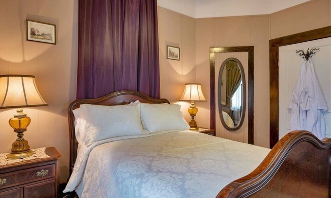 Hemphill Casa | Luxe Private Room in Historic Hemphill Getaway!