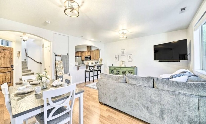 Vancouver Casa | Luxe Private Vancouver Getaway Near DT & Portland!