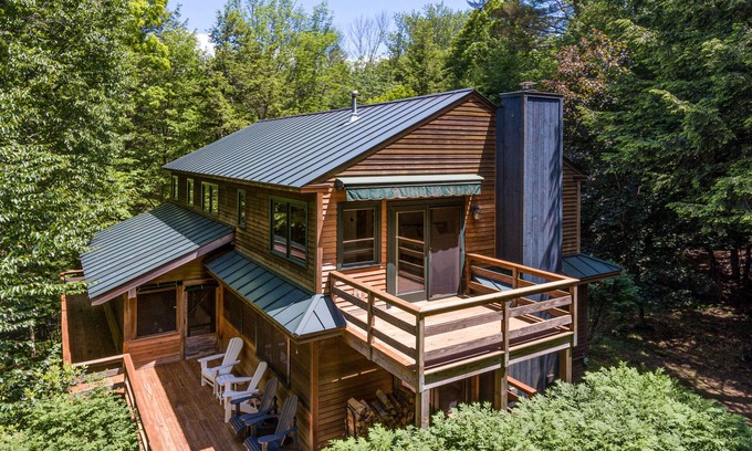 Quechee Cabina | Luxe Quechee home on quiet road - chef’s kitchen, two-car garage, screened porch