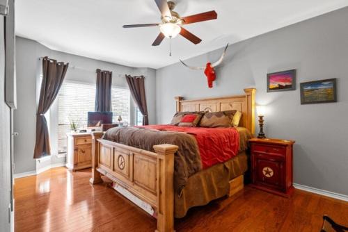North University Apartamento | Luxe Ranch Home 2BR2BA on UT, Perfect for Formula 1 & Football