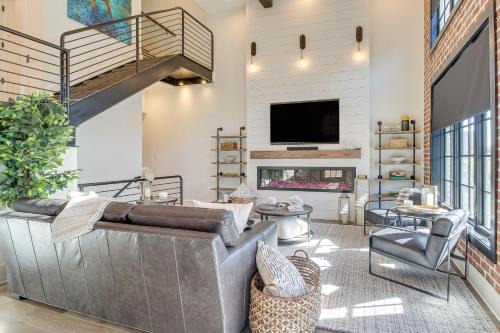 Hitch Village - Fred Wessels Homes Casa | Luxe Savannah Townhome 1 Mi to Historic District