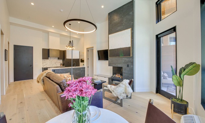Sandpoint Condominio | Luxe Schweitzer Condo w/ Hot Tub: Ski-In/Ski-Out!