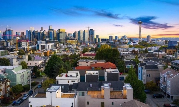 East Queen Anne Casa | LUXE Seattle Getaway Space Needle View, Rooftop