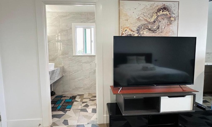 Los Angeles Casa | Luxe Stay Room with Private Bathroom 55