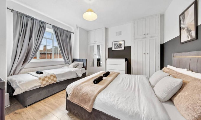West Putney Casa | Luxe Stays - Sleeps 7 - Jacuzzi